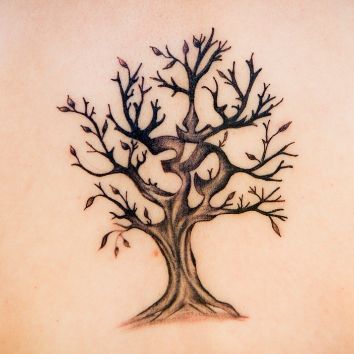 Baum Tattoo mit Om-Zeichen
