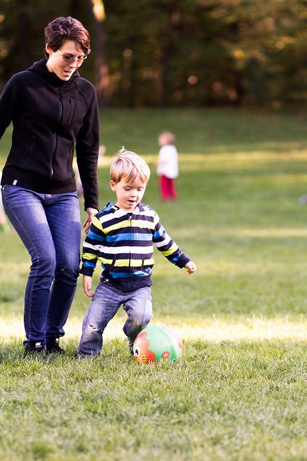 Liam spielt auch mit Mama Fussball